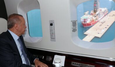 Cumhurbaşkanı Erdoğan havadan inceledi… Erdoğan gemide brifing alıyor
