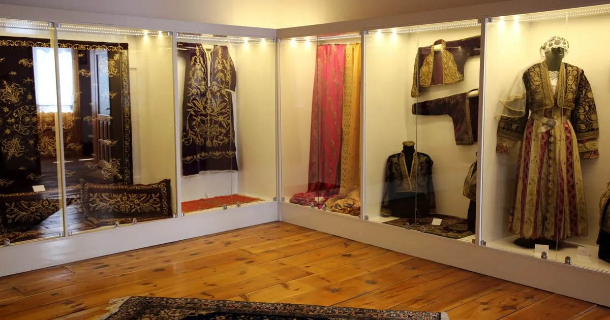 150 yıllık kıyafetler göz kamaştırıyor