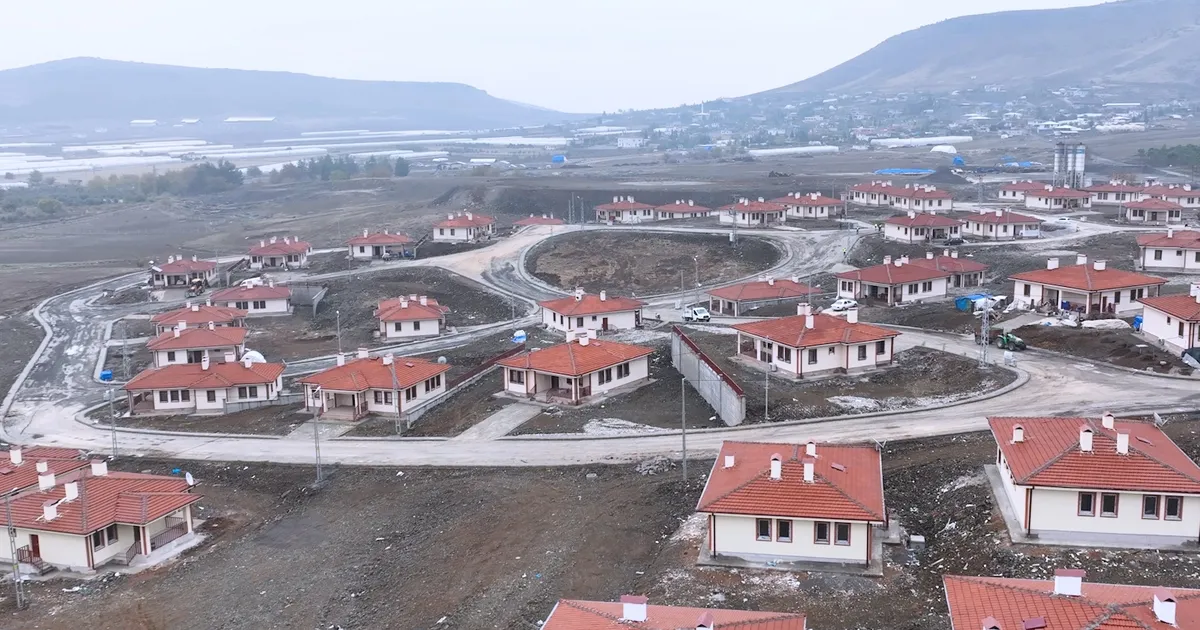 Deprem bölgesinde köy evleri teslim ediliyor